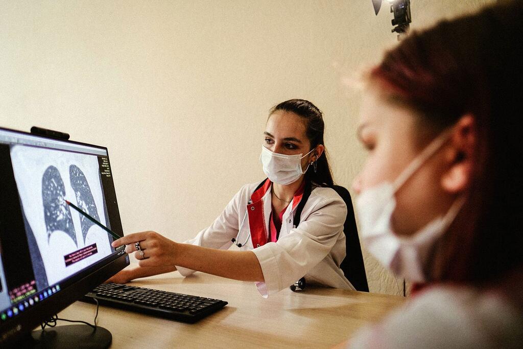 医生查看肺结核患者胸片。